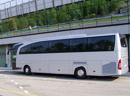 Den značek a Mercedes-Benz Travego na Masarykově okruhu v Brně.