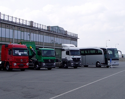 Den značek a Mercedes-Benz Travego na Masarykově okruhu v Brně.