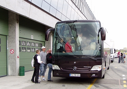 Den značek a Mercedes-Benz Travego na Masarykově okruhu v Brně.