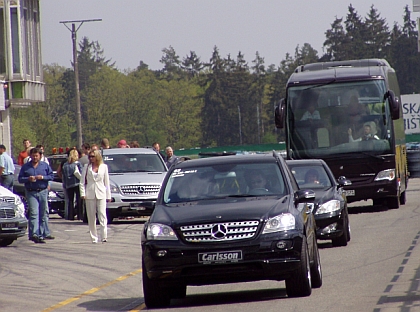 Den značek a Mercedes-Benz Travego na Masarykově okruhu v Brně.