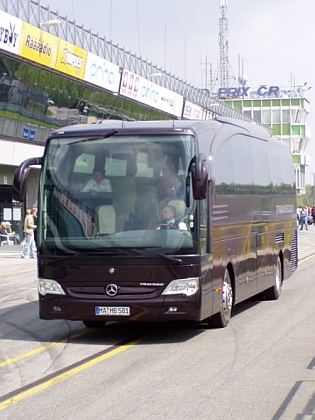 Den značek a Mercedes-Benz Travego na Masarykově okruhu v Brně.