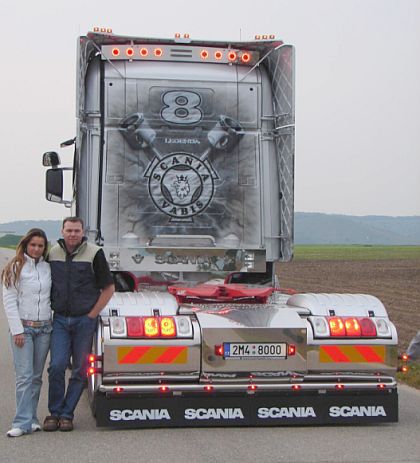 Ve volném čase za volantem trucku.