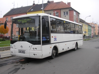 Svatba příznivce autobusů a veřejné dopravy nemohla být bez autobusu.