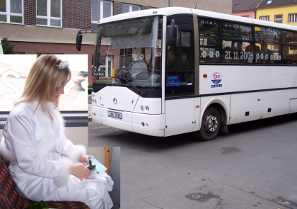 Svatba příznivce autobusů a veřejné dopravy nemohla být bez autobusu.