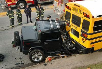 Zaujalo na internetu: Fortelný americký schoolbus kontra terénní Hummer.