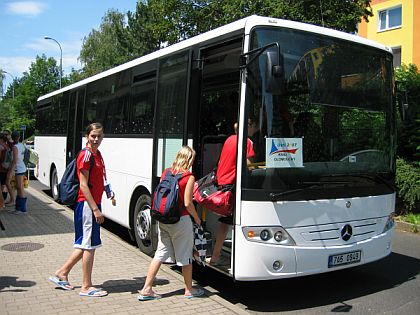 Dva autobusy Mercedes-Benz Intouro z EvoBus podporují zajištění dopravy