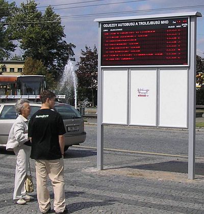 Společnost APEL vybavila informačním zařízením nekonvenční autobusové nádraží.