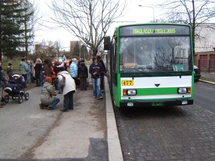 Mikulášský trolejbus v Plzni měl  v neděli u doubraveckých dětí velký úspěch.