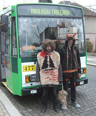 Mikulášský trolejbus v Plzni měl  v neděli u doubraveckých dětí velký úspěch.