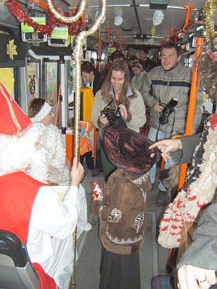 Mikulášský trolejbus v Plzni měl  v neděli u doubraveckých dětí velký úspěch.