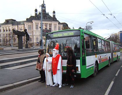 Mikulášský trolejbus v Plzni měl  v neděli u doubraveckých dětí velký úspěch.