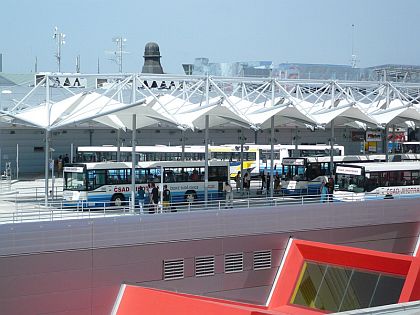 Budějovické autobusové nádraží ČSAD JIHOTRANS po osmiměsíčním provozu.