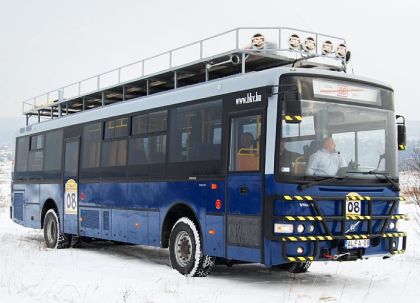 Autobus Volvo soutěží v pouštní rally z Budapešti do Bamaka v Mali.