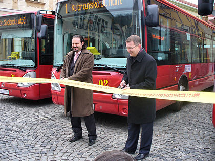 BUSportál SK: Trenčín odprevadil starý Ikarus a privítal päť nových autobusov.