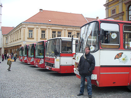 BUSportál SK: Trenčín odprevadil starý Ikarus a privítal päť nových autobusov.