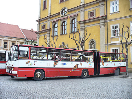 BUSportál SK: Trenčín odprevadil starý Ikarus a privítal päť nových autobusov.