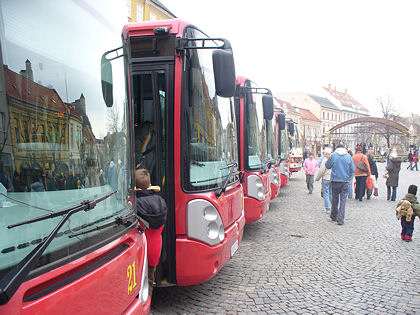 BUSportál SK: Trenčín odprevadil starý Ikarus a privítal päť nových autobusov.