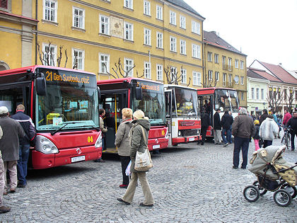 BUSportál SK: Trenčín odprevadil starý Ikarus a privítal päť nových autobusov.