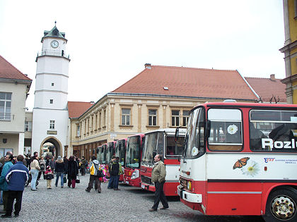 BUSportál SK: Trenčín odprevadil starý Ikarus a privítal päť nových autobusov.