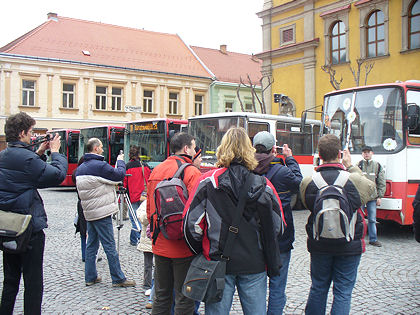 BUSportál SK: Trenčín odprevadil starý Ikarus a privítal päť nových autobusov.