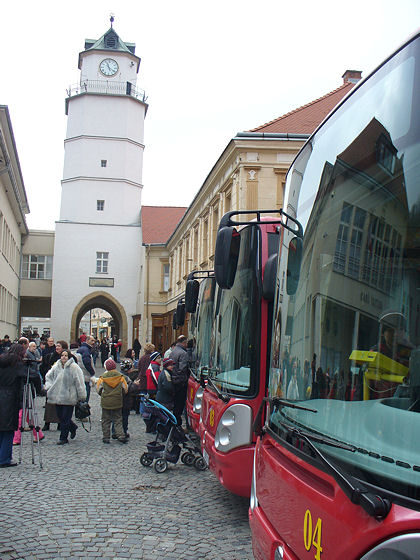 BUSportál SK: Trenčín odprevadil starý Ikarus a privítal päť nových autobusov.