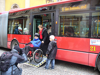 BUSportál SK: Trenčín odprevadil starý Ikarus a privítal päť nových autobusov.