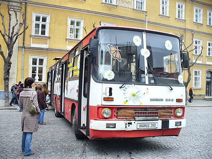 BUSportál SK: Trenčín odprevadil starý Ikarus a privítal päť nových autobusov.