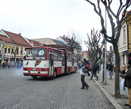 BUSportál SK: Trenčín odprevadil starý Ikarus a privítal päť nových autobusov.