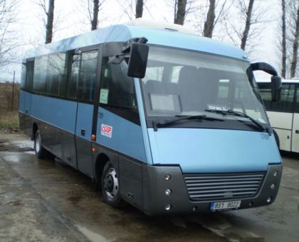 Na lince 411 Pražské integrované dopravy se objevil zajímavý malý autobus ALMA.