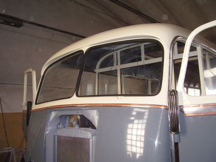 Záběry ze závěru renovace autobusu Škoda 706 RO.