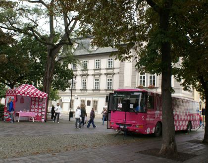 Růžová jízda semilského autobusu se po čase opět zastavila v Plzni.