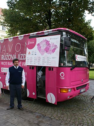 Růžová jízda semilského autobusu se po čase opět zastavila v Plzni.