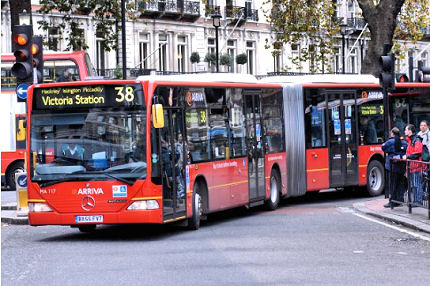 BUSportál SK: Boris Johnson sa zbavuje  londýnskych kĺbových autobusov