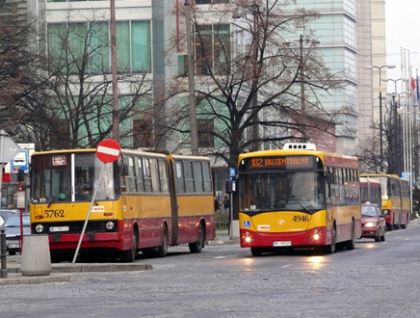 Autobusová pohlednice z předvánoční Varšavy.