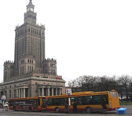 Autobusová pohlednice z předvánoční Varšavy.