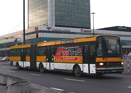 Autobusová pohlednice z předvánoční Varšavy.