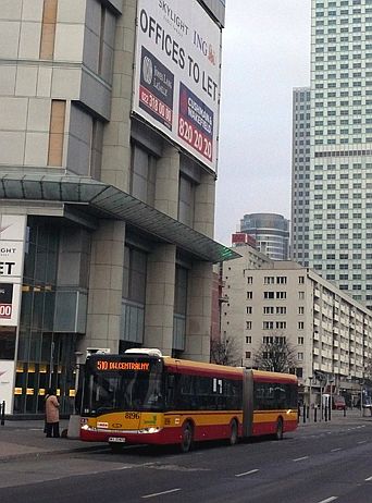 Autobusová pohlednice z předvánoční Varšavy.