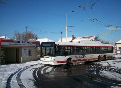 Zasněžená romantika s letošní 'celebritou' - pardubickým trolejbusem