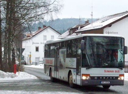 Na Šumavě autobusem. Lyžařská fotoreportáž Martina Jandy