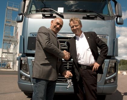 Z nákladního světa: První předání nejsilnějšího  tahače na světě - Volvo FH16.