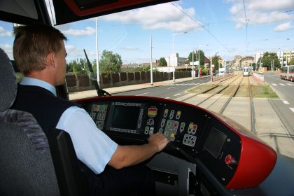 Nová tramvaj ForCity ze ŠKODA TRANSPORTATION v ulicích Prahy.