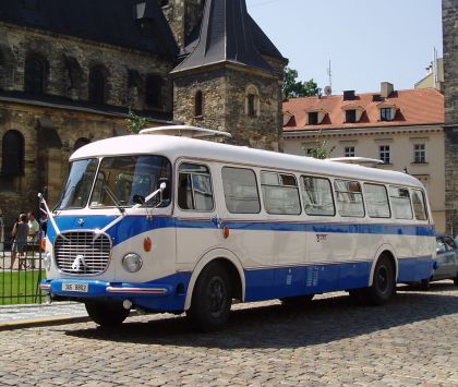 Na historické  autobusy KČHA - RTO Klubu - na domažlickém náměstí pod věží 