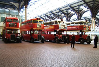 Historické londýnské doubledeckery přivítaly  účastníky putování Winton Train.