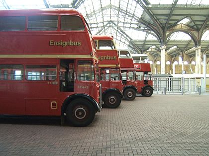 Historické londýnské doubledeckery přivítaly  účastníky putování Winton Train.