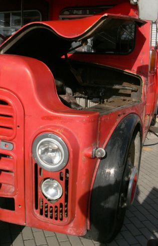 Autobusy v Letňanech IV: Záběry kavárny - červeného doubledeckeru Leyland PD3,