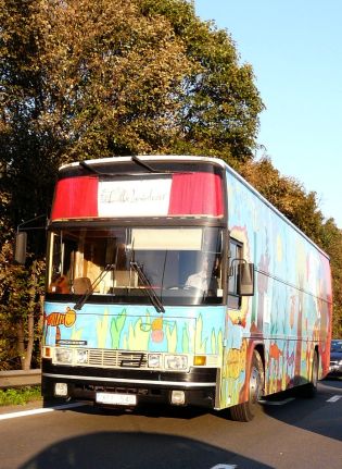 BUSWORLD 2009 - intermezzo: Bibliobus s divadélkem cestou kolem Bruselu