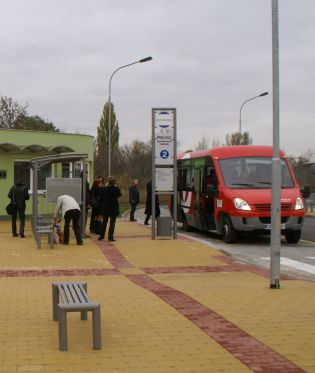 Nové autobusové nádraží v Přelouči svítí novotou i po 5 měsících provozu.