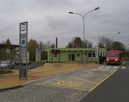 Nové autobusové nádraží v Přelouči svítí novotou i po 5 měsících provozu.