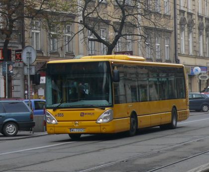 Současné autobusy v Krakově: Vystavované vozy i záběry z ulic.