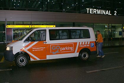 Autobusy ve službách cestujících letadly. Minibusem z parkoviště, 